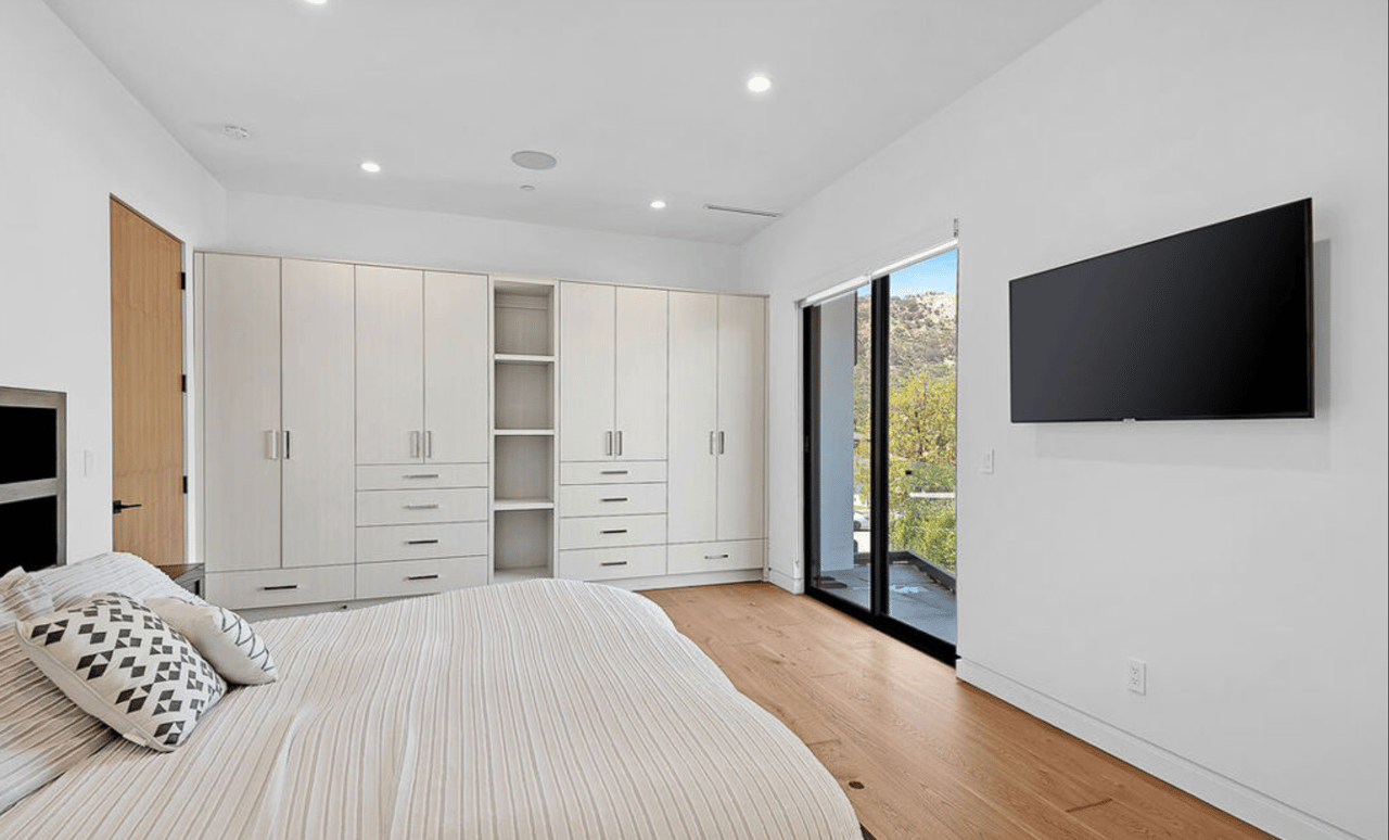 Lakeview Aura
