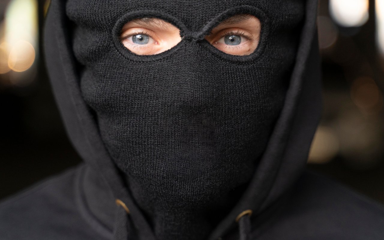 7 Smart Tips To Keep Your Home Safe From Burglars This Holiday Season
