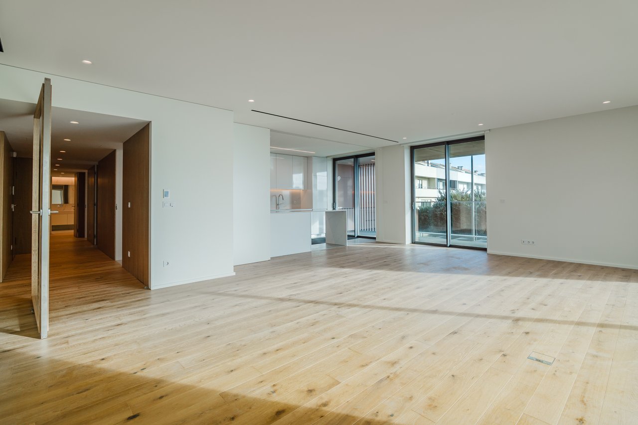 Luxurious 4-Bedroom Sea-View Apartment with Expansive Terrace and Parking in Vila Nova de Gaia