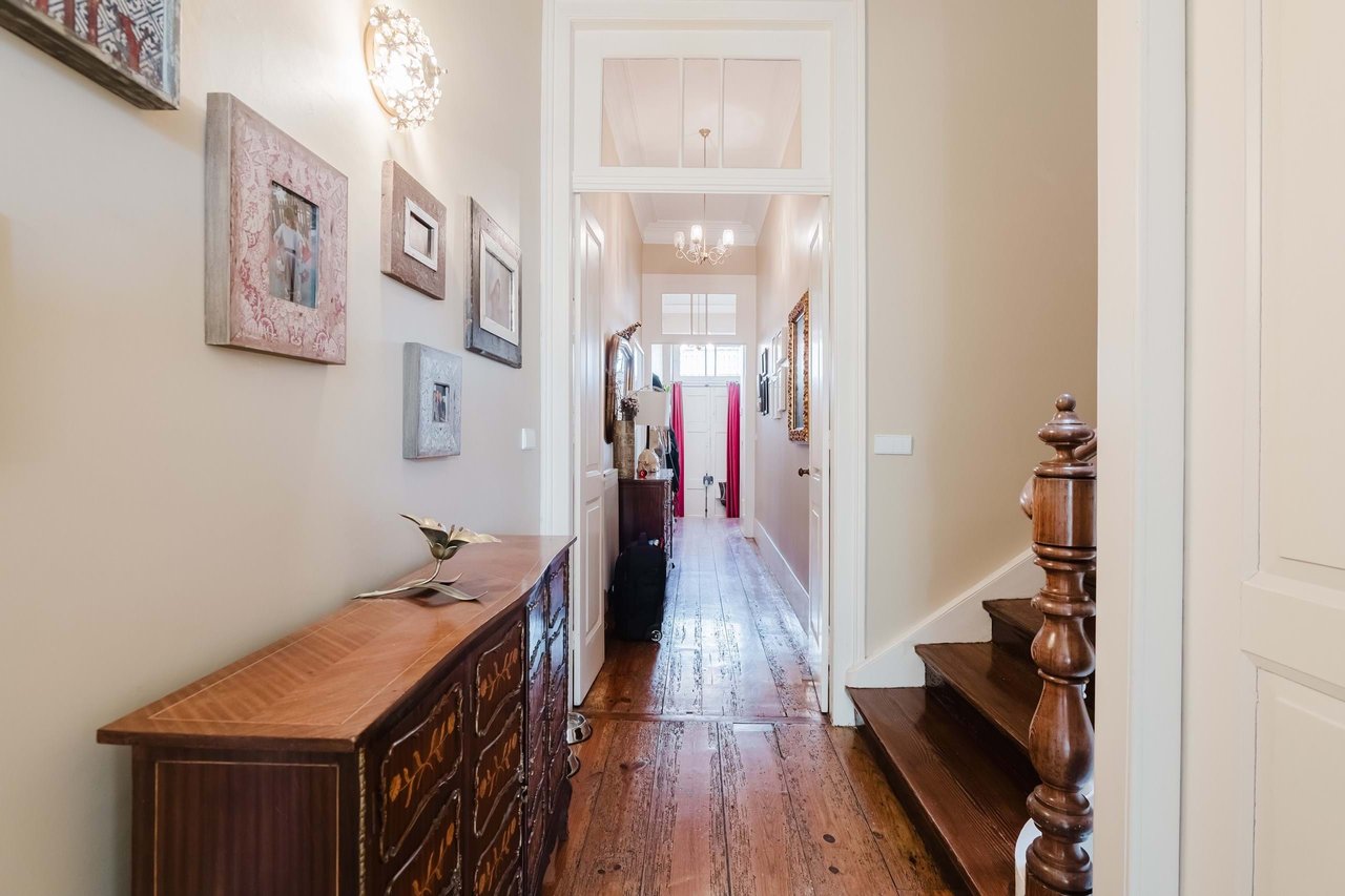 Beautifully Restored Townhouse Property with license for Short-Term rental in Bonfim, Porto