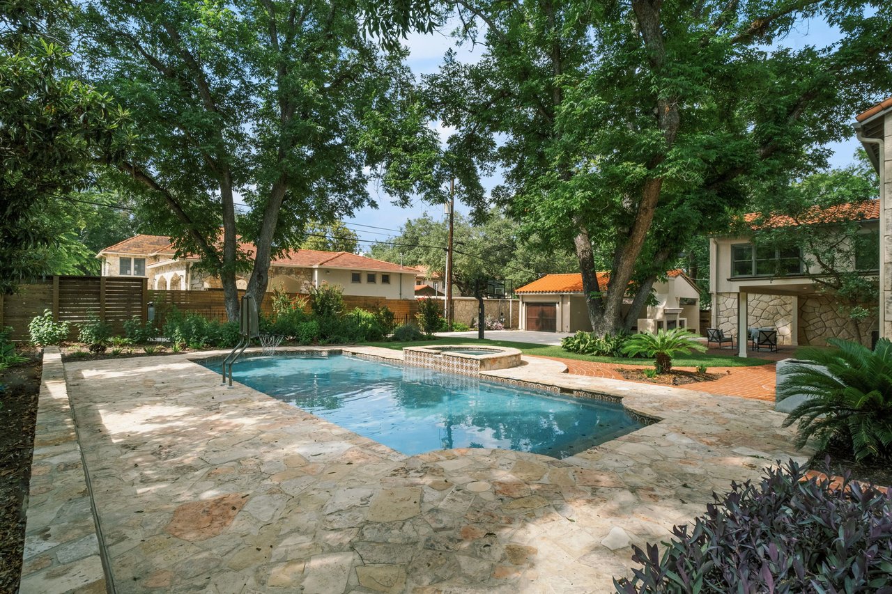 Luxury Property in Olmos Park