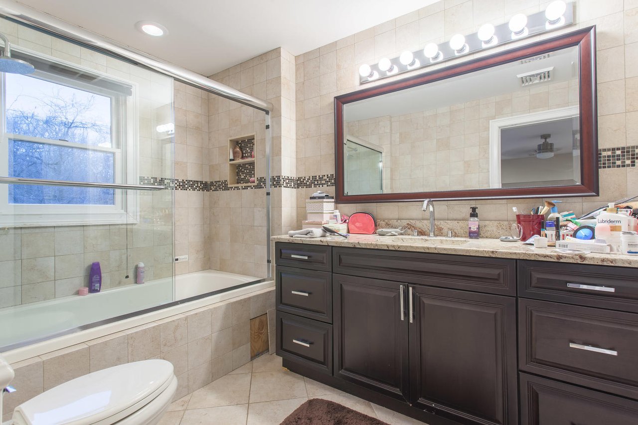 195 Cold Spring Rd, Syosset