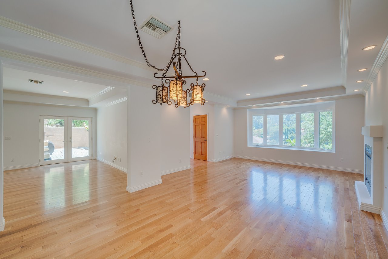 3130 Hollycrest Dr. 