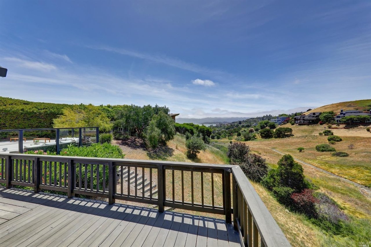 Contemporary Residence Adjacent to Open Space