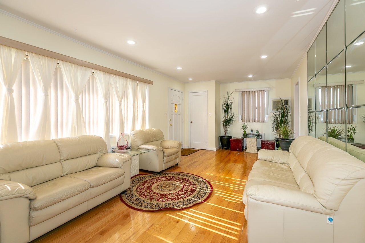30 Gardner Ave, Hicksville