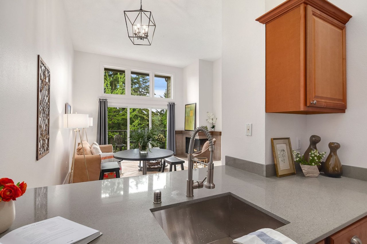 Charming Light and Bright Condo on Mercer Island