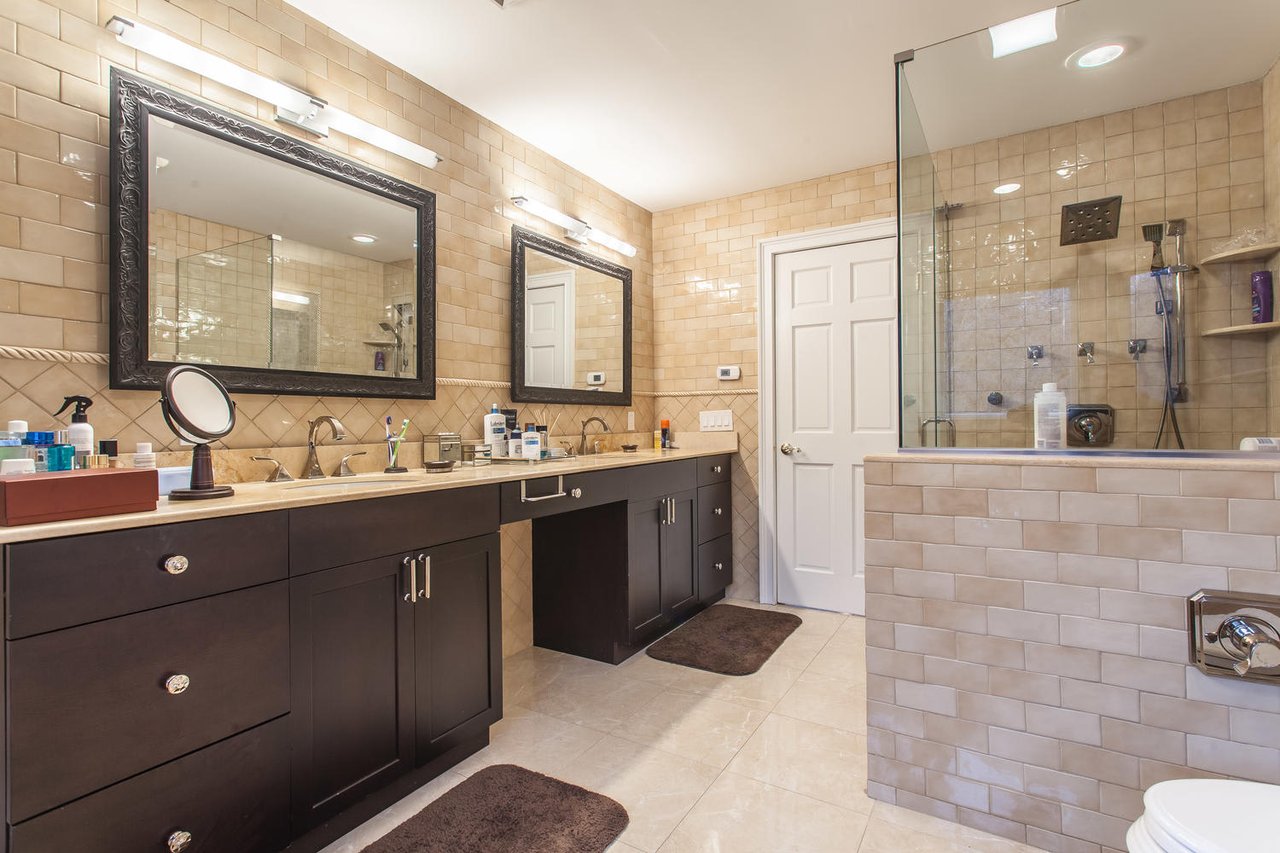 195 Cold Spring Rd, Syosset