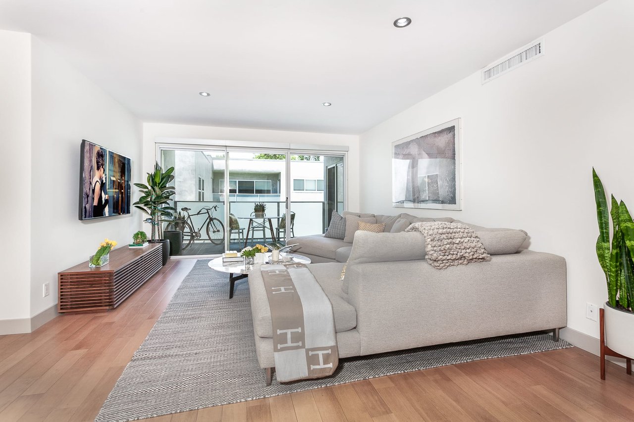 Beautiful Condo in Brentwood