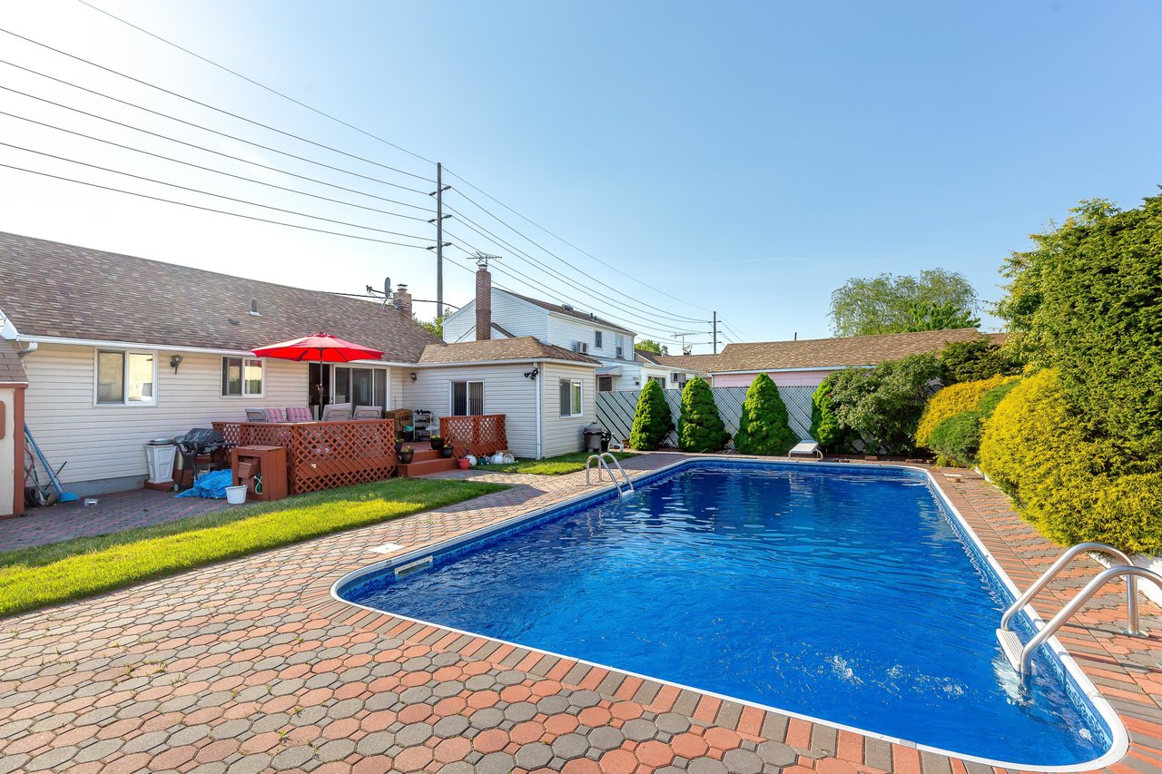 30 Gardner Ave, Hicksville