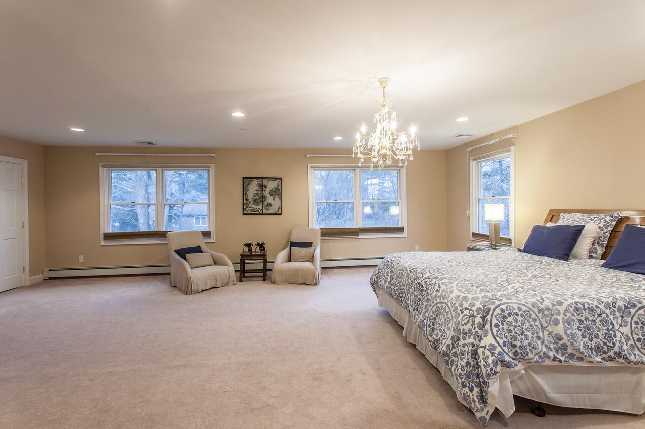 195 Cold Spring Rd, Syosset
