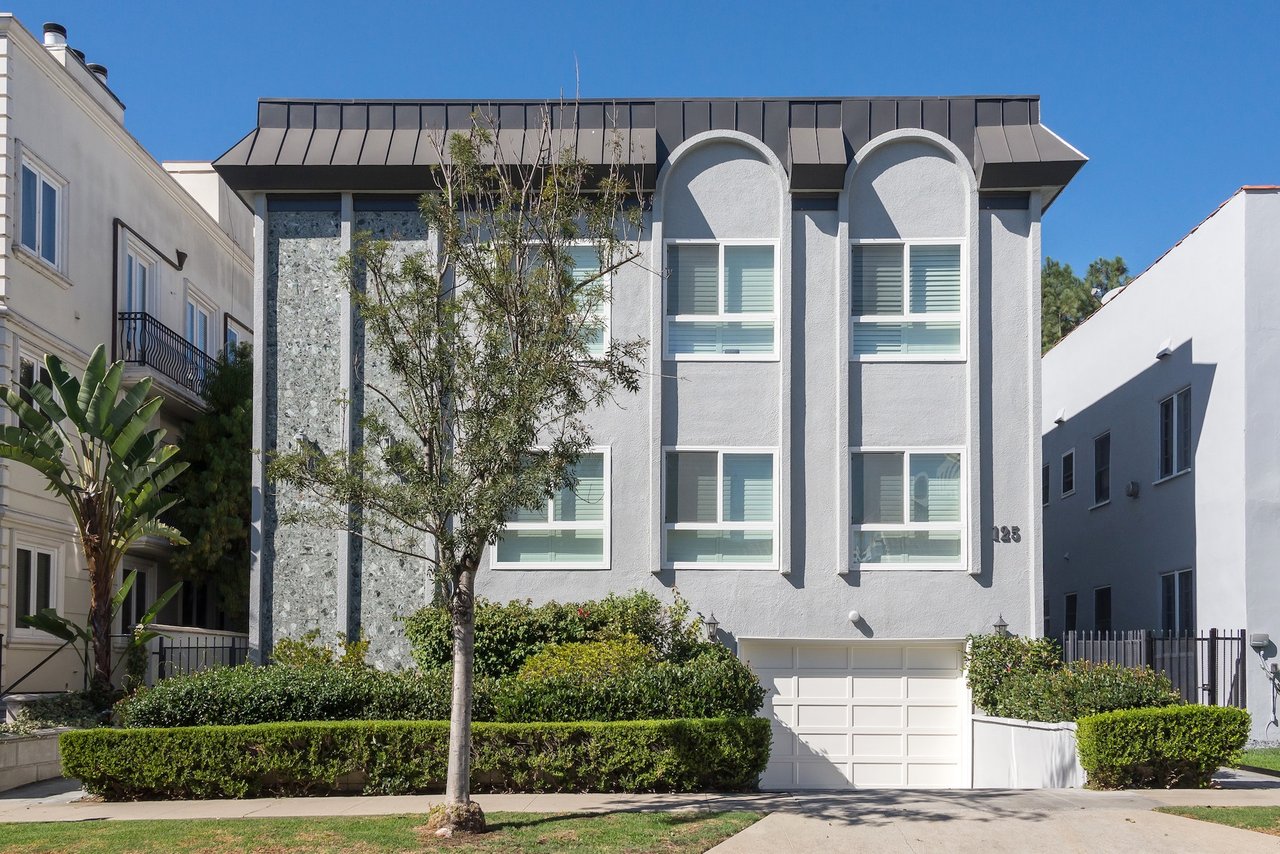 Walk to the best of Beverly Hills! 2BR+Den/2.5 baths