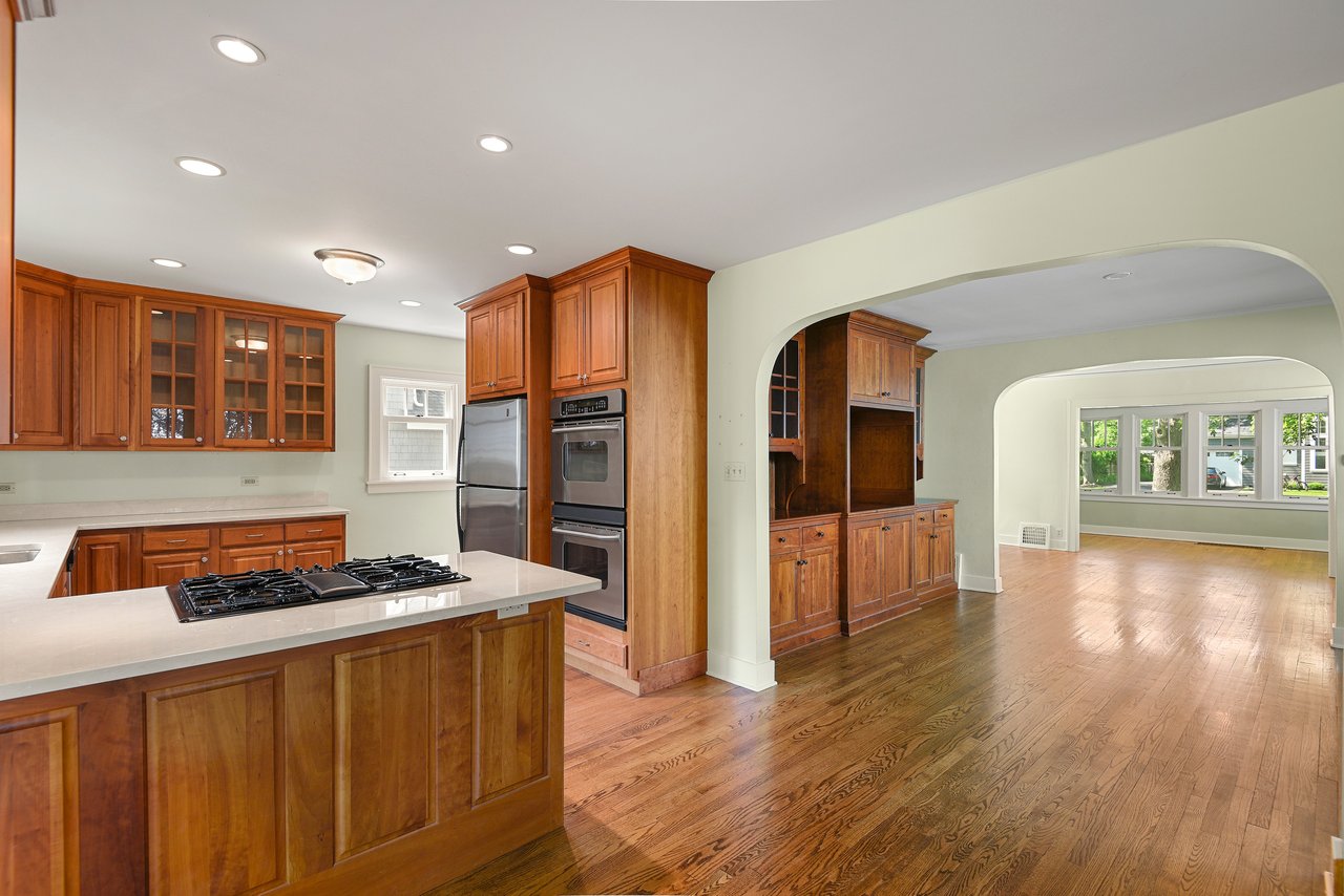 Close-to-Beach and Close-to-Town Living 