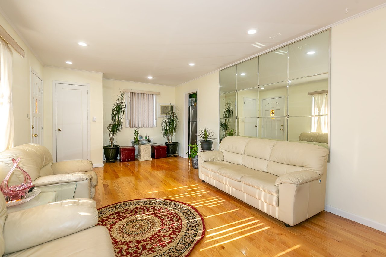 30 Gardner Ave, Hicksville