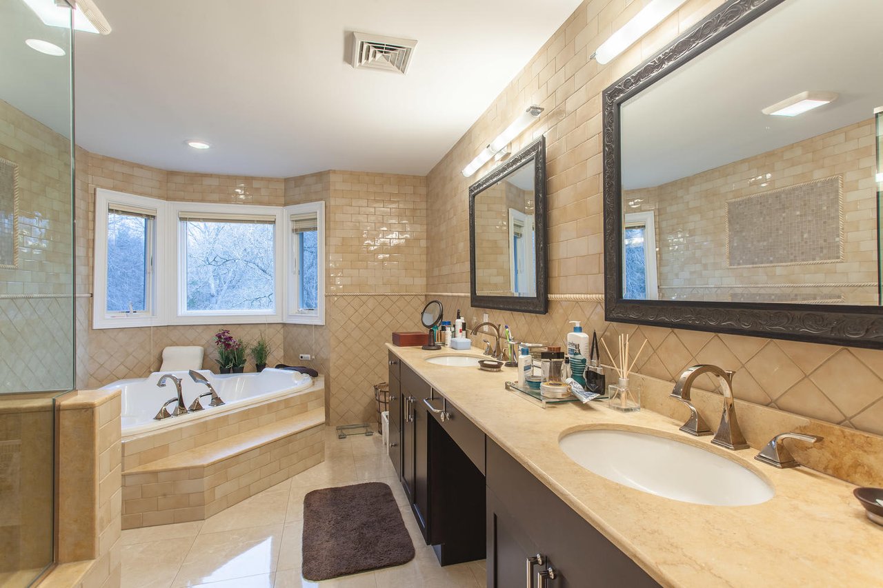 195 Cold Spring Rd, Syosset