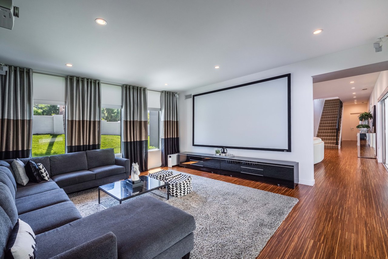 691 East Las Flores