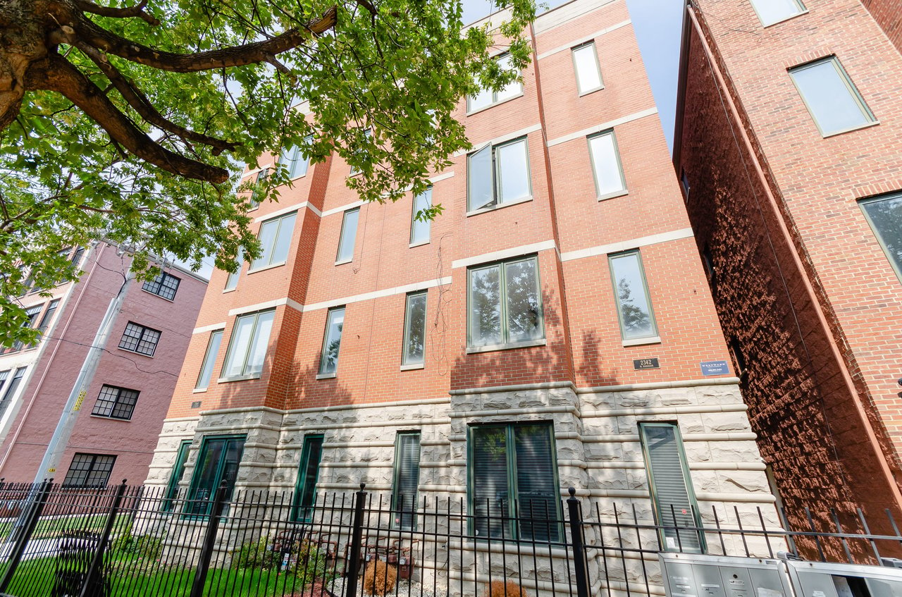 Spacious and Open Condo: 2342 W Harrison St #2