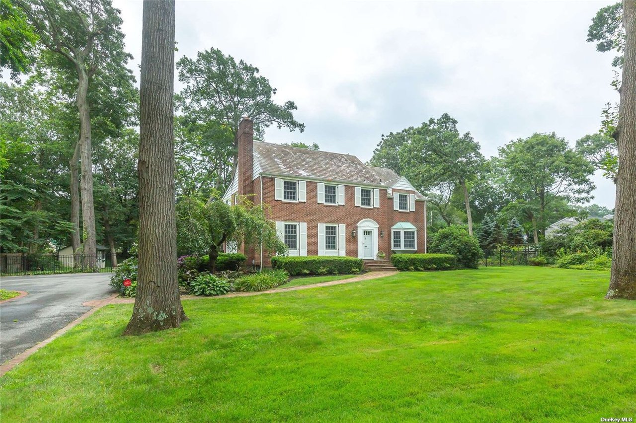 30 Colonial Dr, Huntington