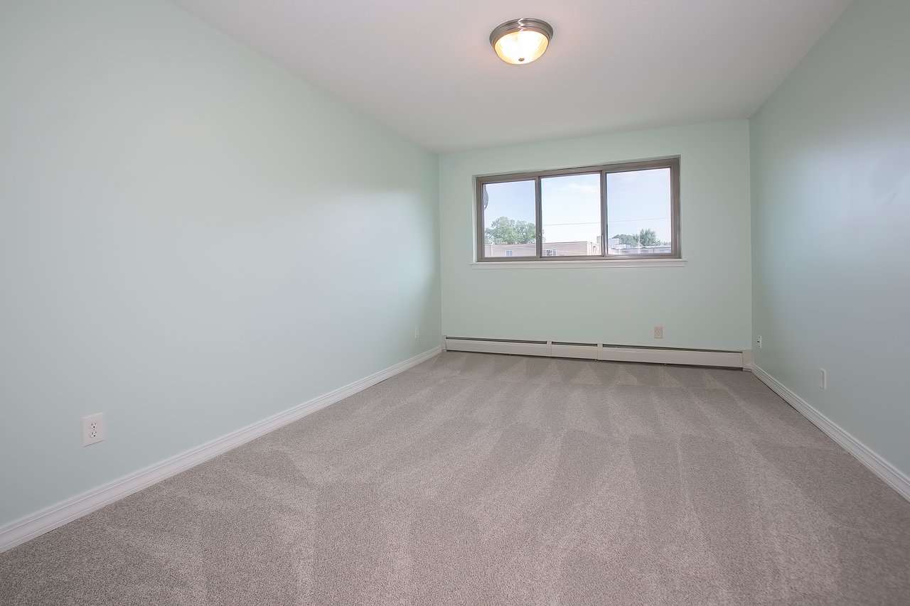 Top Floor Condo in Linden Hills!