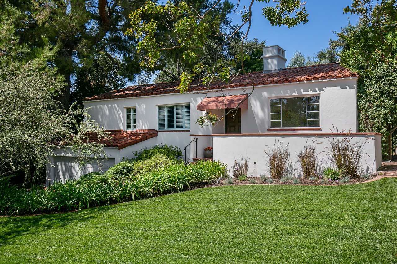 Spanish Colonial Revival with glorious mountain views in Altadena