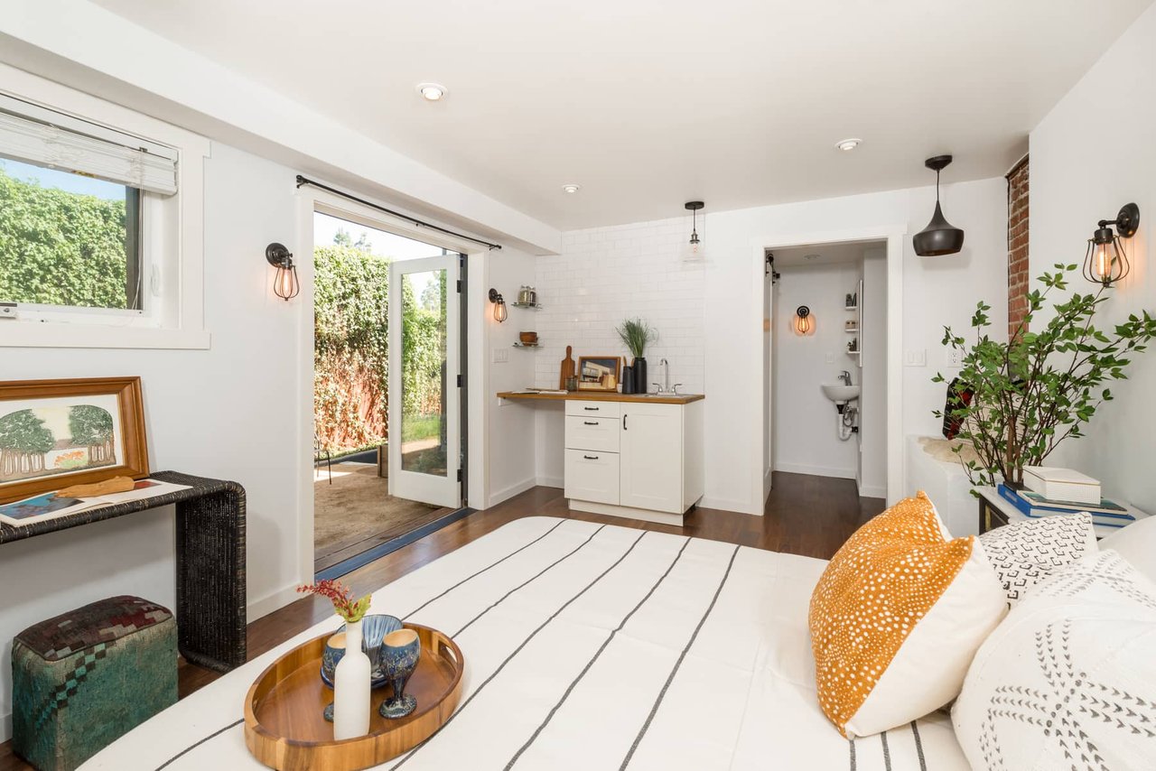 Silver Lake Hide-Away with Views and Guest Suite!