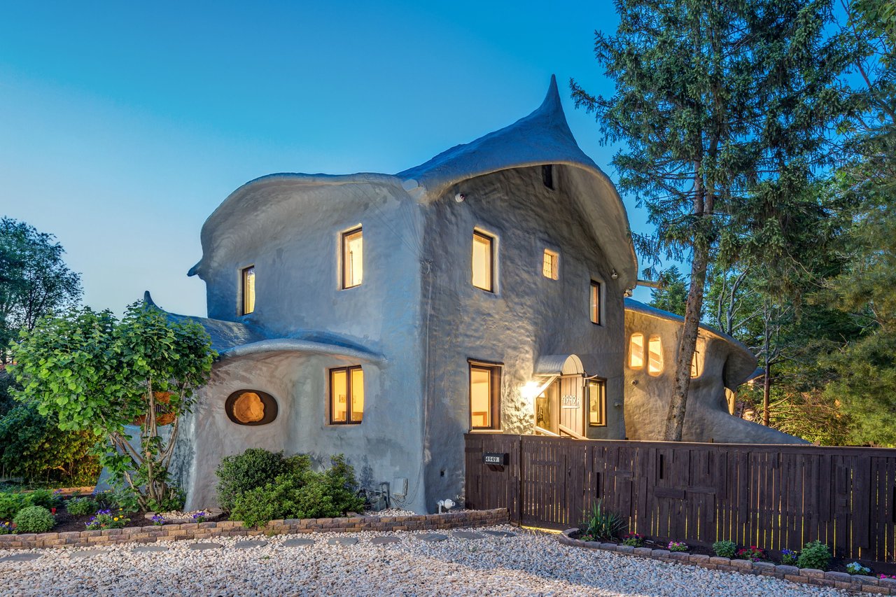 Mushroom House: 4949 Allan Rd