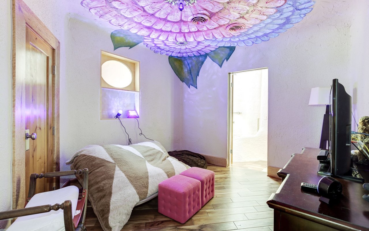 Mushroom House: 4949 Allan Rd