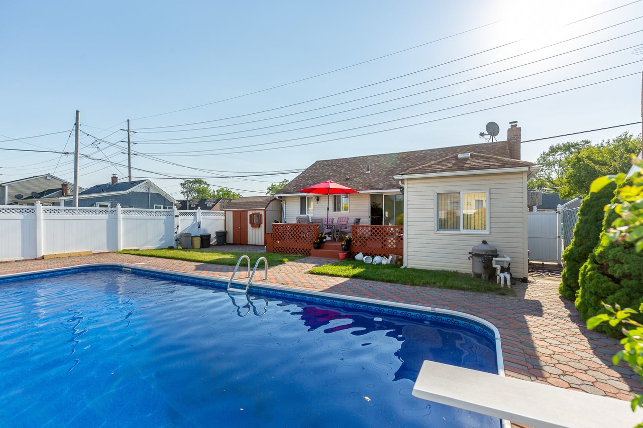 30 Gardner Ave, Hicksville