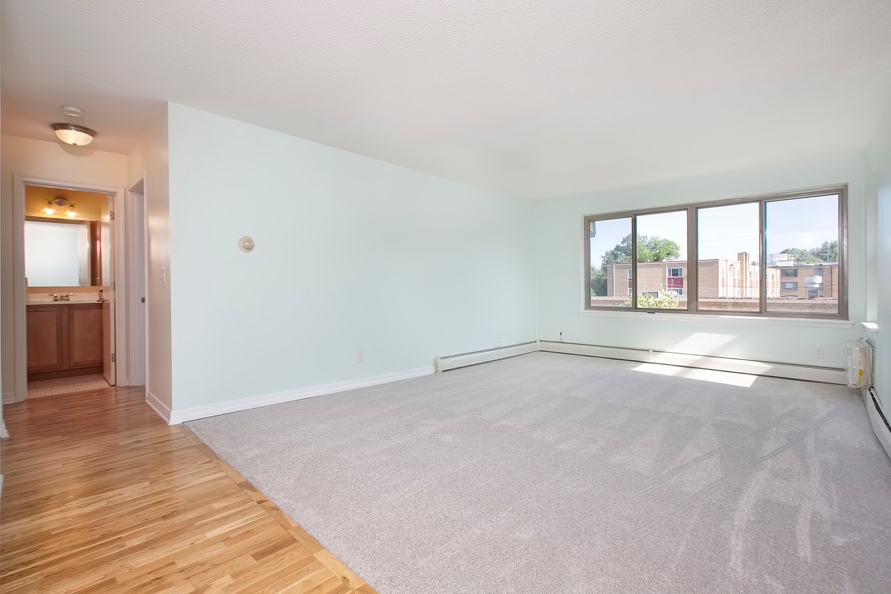 Top Floor Condo in Linden Hills!