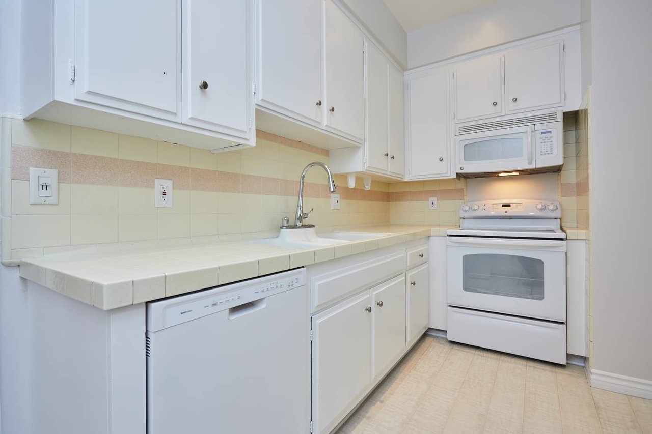 Walk to the best of Beverly Hills! 2BR+Den/2.5 baths