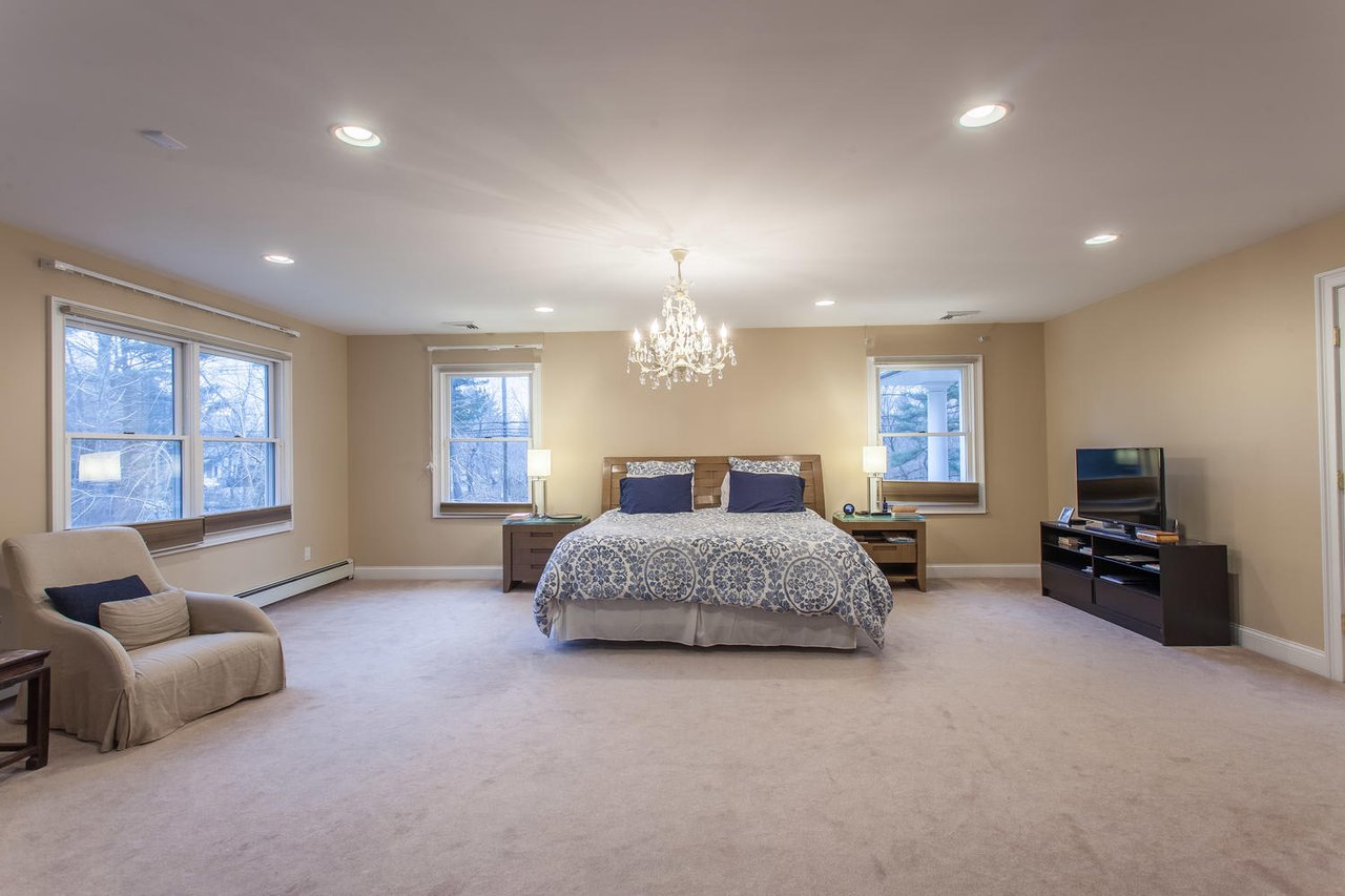 195 Cold Spring Rd, Syosset
