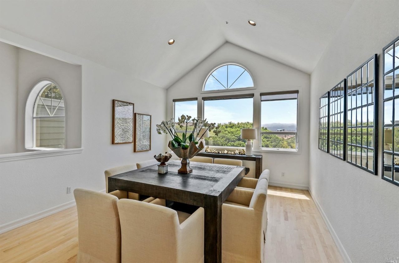 Contemporary Residence Adjacent to Open Space