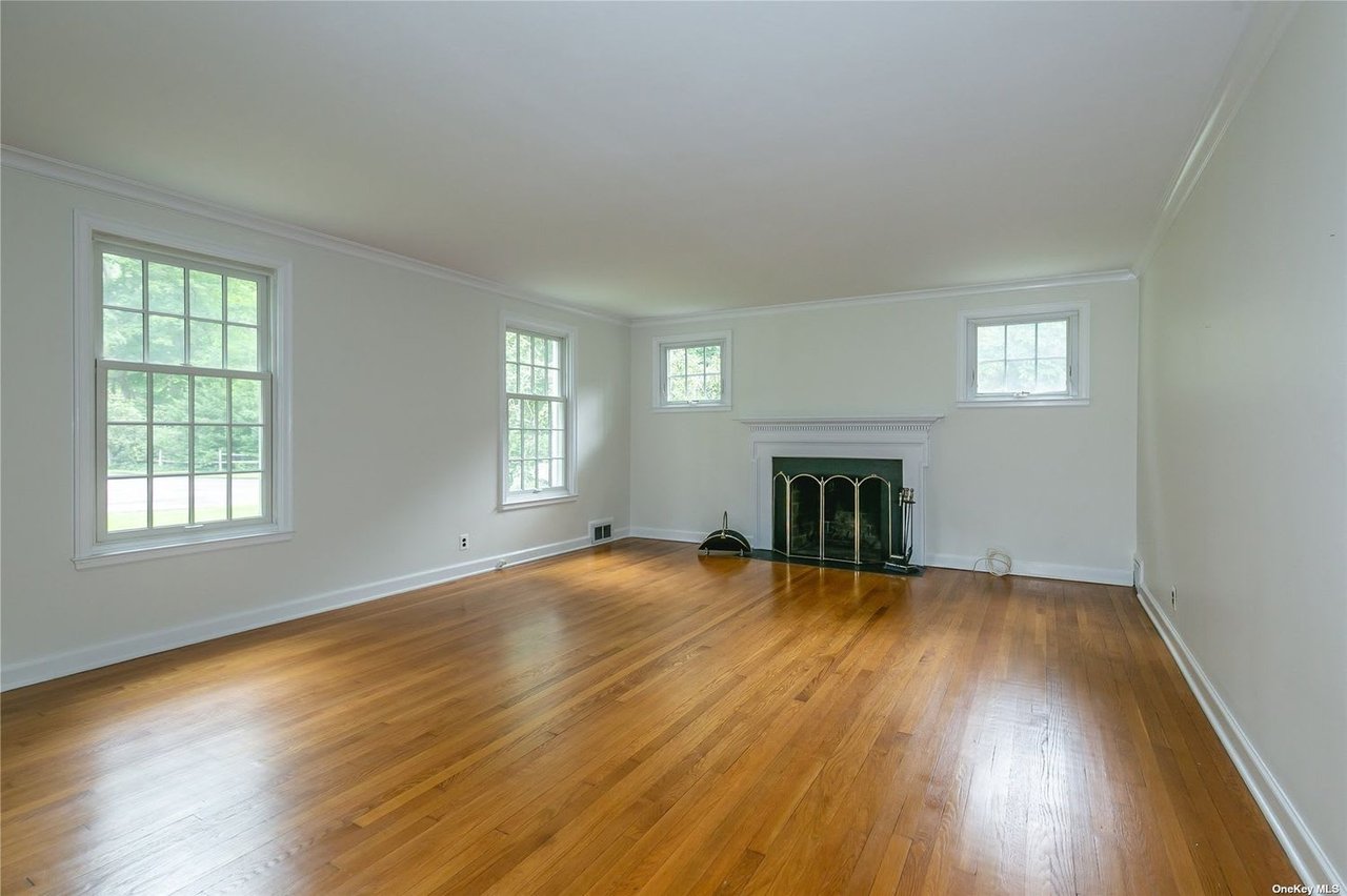 30 Colonial Dr, Huntington