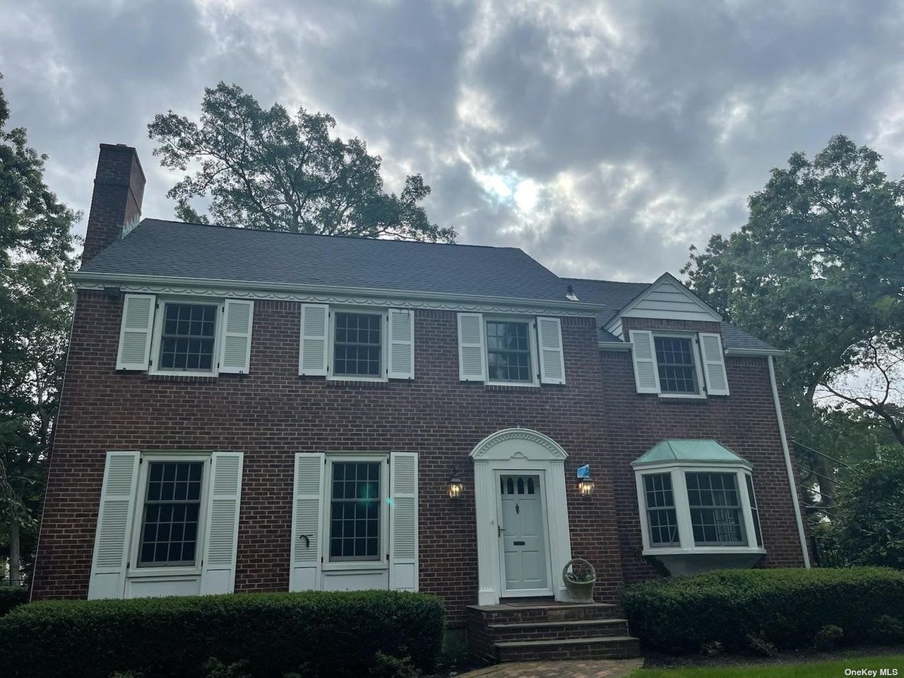 30 Colonial Dr, Huntington