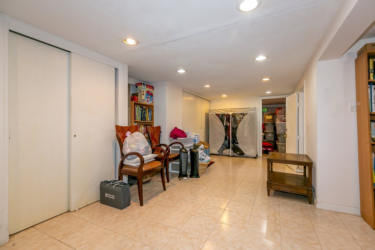 30 Gardner Ave, Hicksville