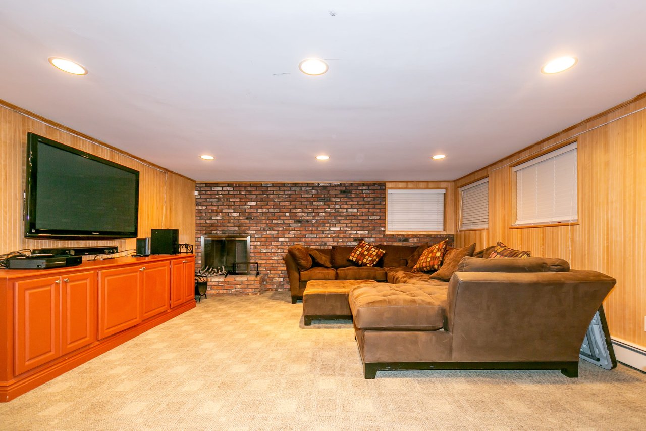 1 Gloria Dr, Woodbury