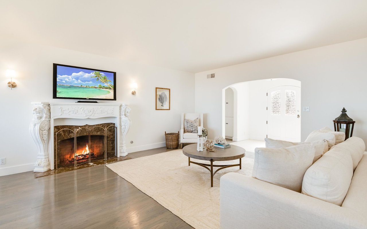3158 Crownview Dr