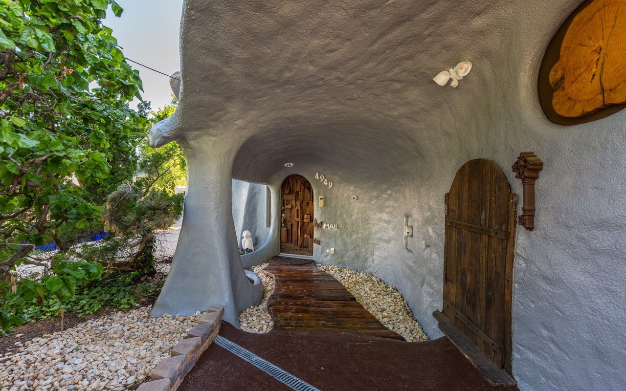 Mushroom House: 4949 Allan Rd