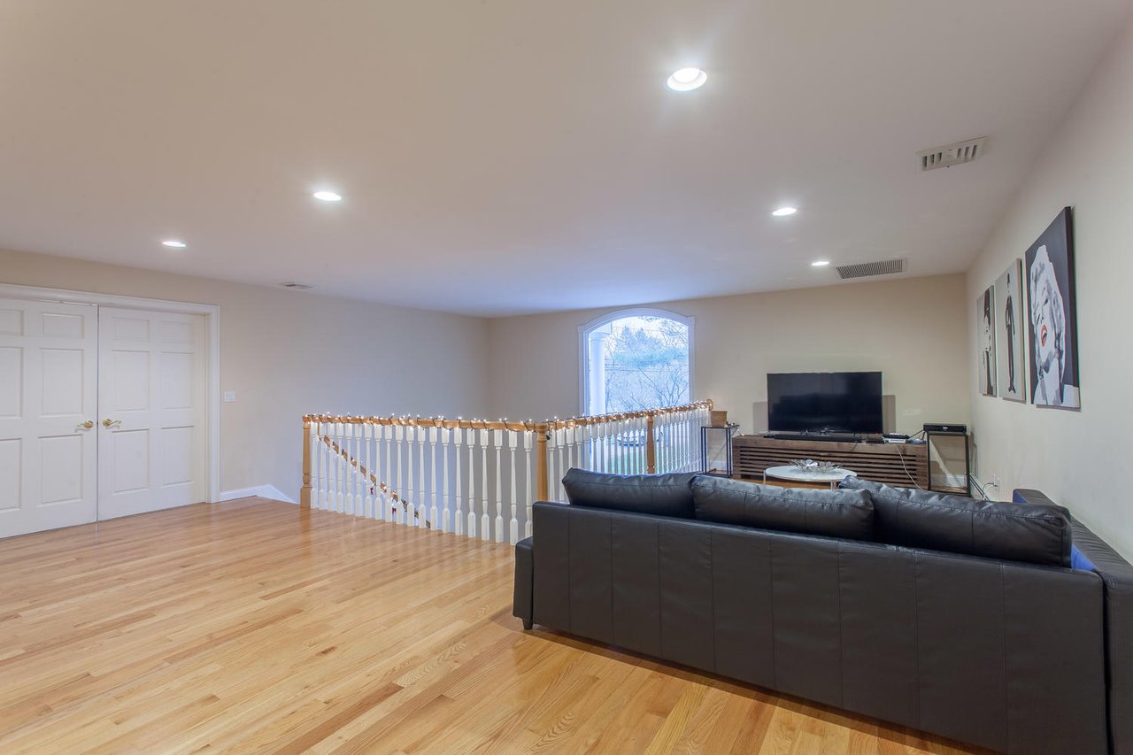 195 Cold Spring Rd, Syosset