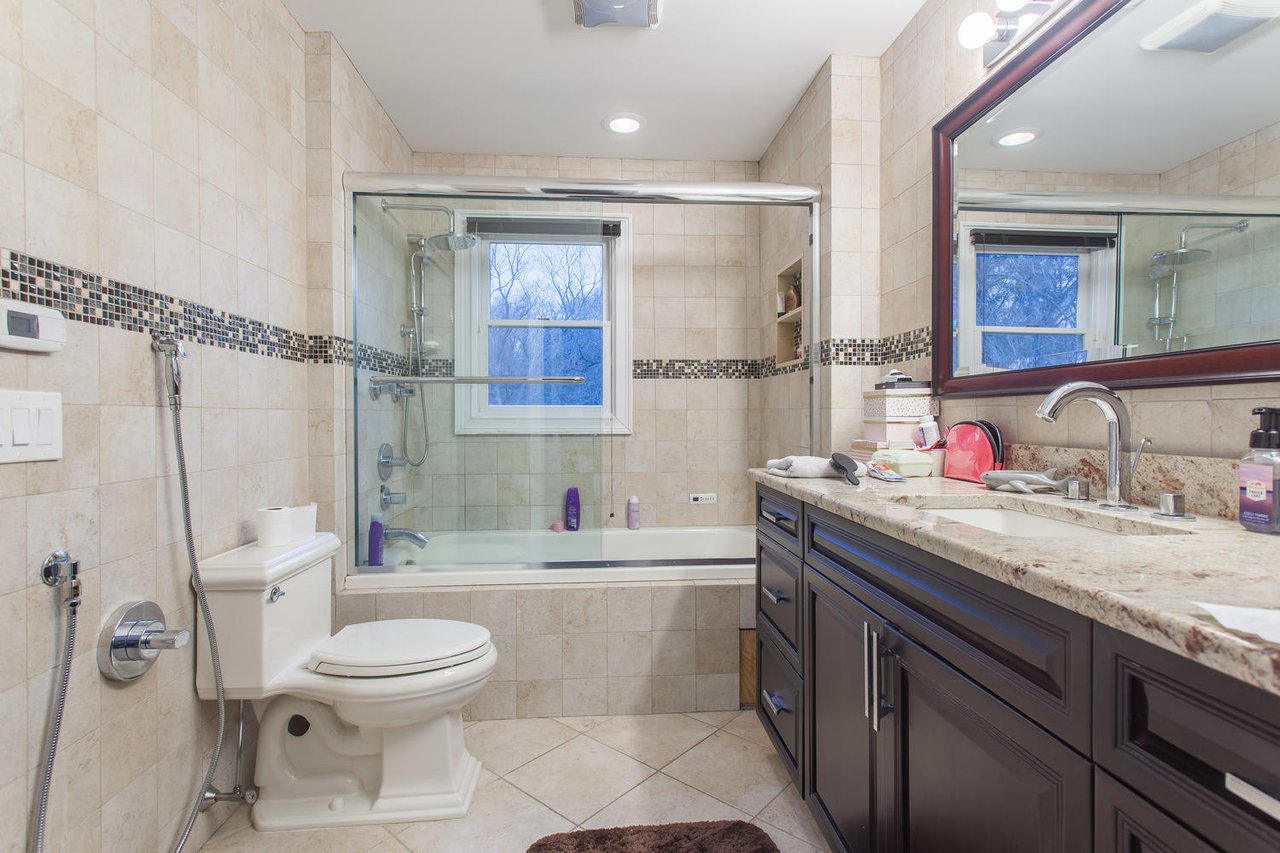 195 Cold Spring Rd, Syosset