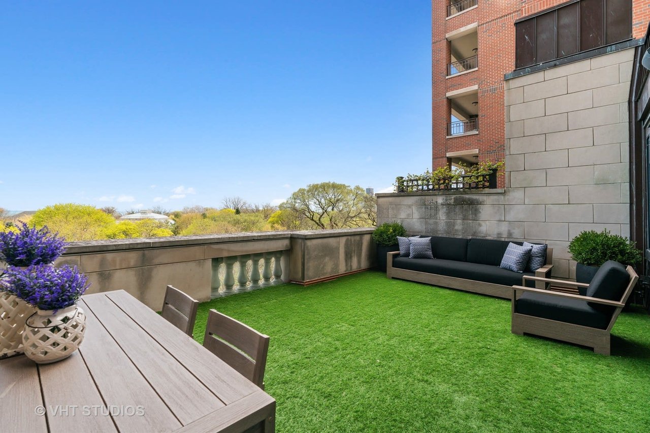 2126 N Lincoln Park West