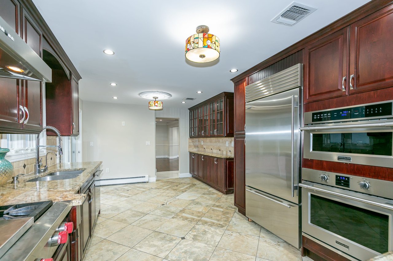 1 W Fern Drive, Jericho