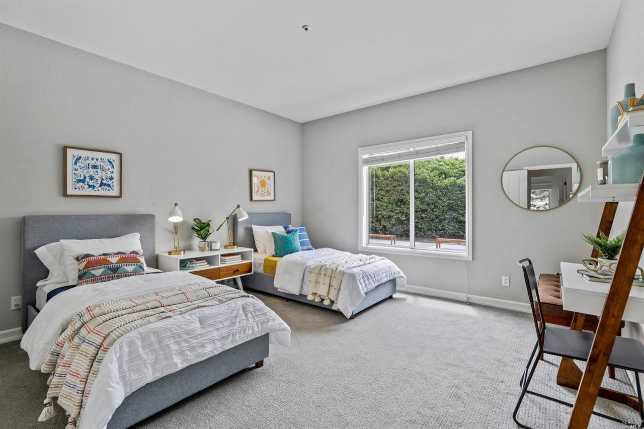 Contemporary Residence Adjacent to Open Space