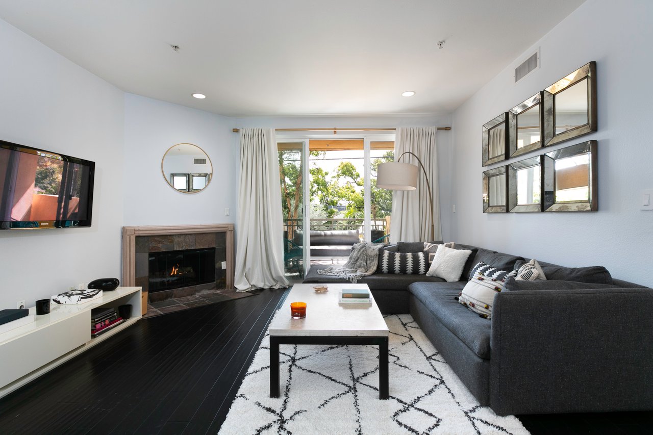 Stylish Condo in the Heart of Hollywood