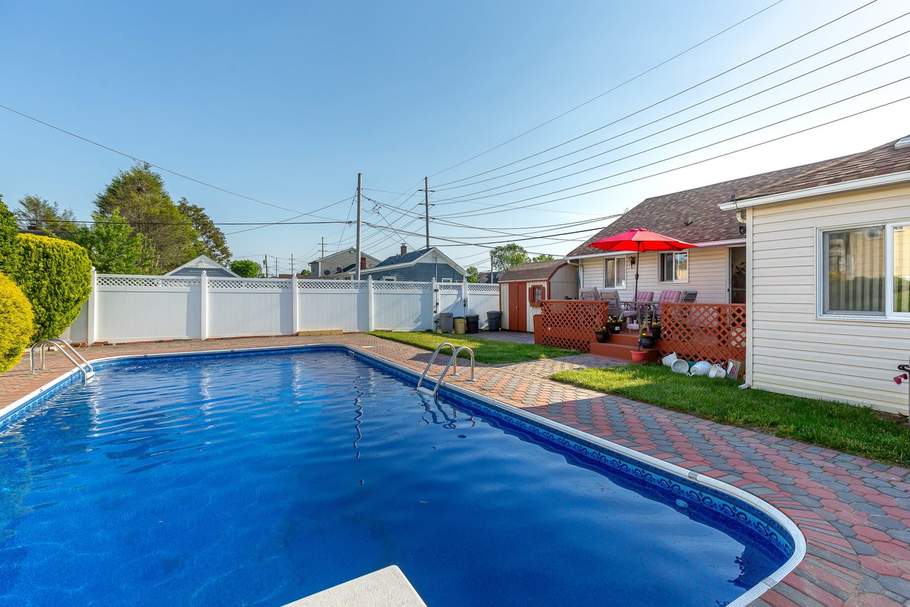 30 Gardner Ave, Hicksville