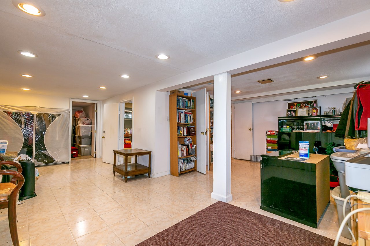 30 Gardner Ave, Hicksville