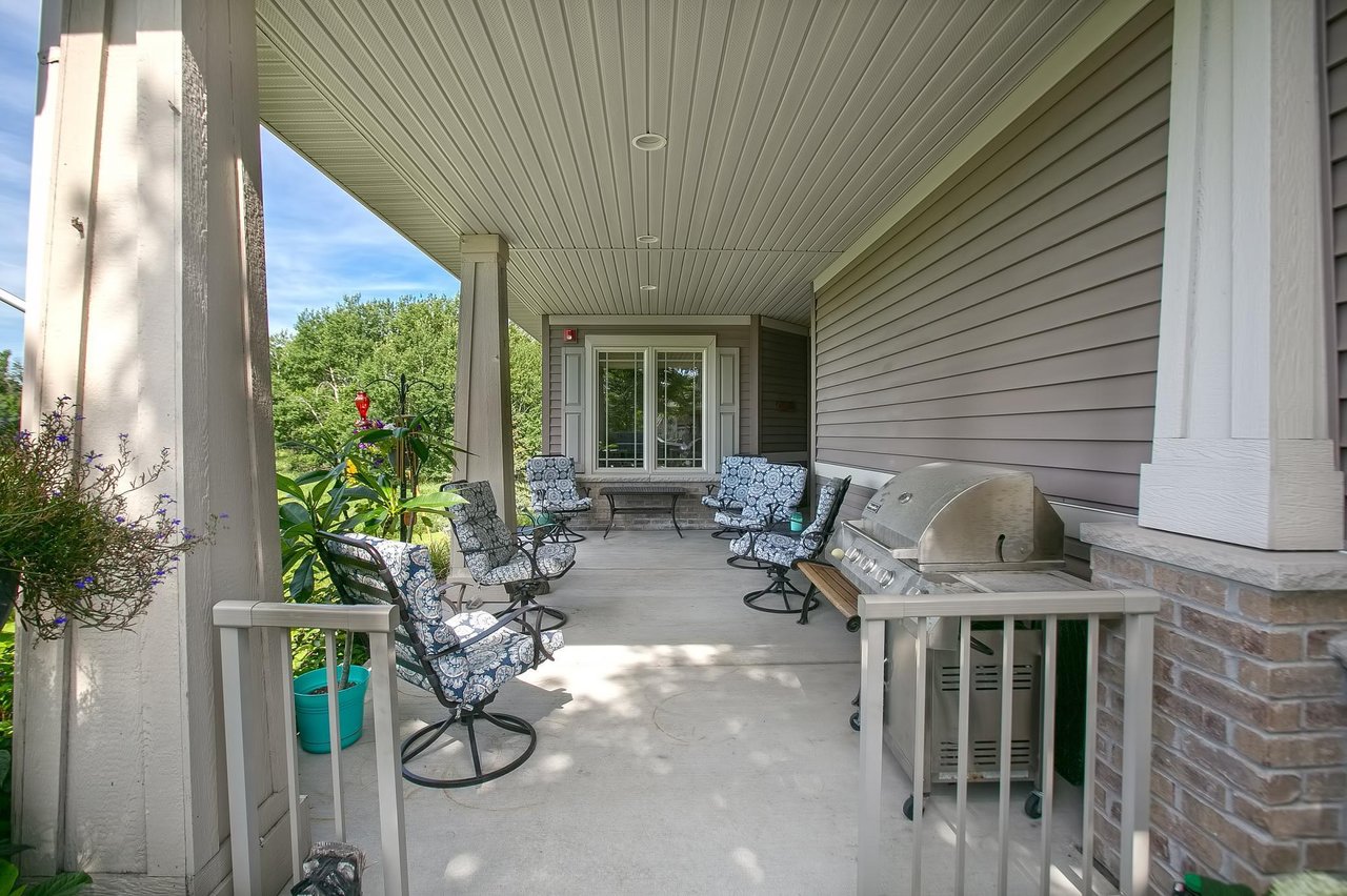Gorgeous End-Unit Townhome!