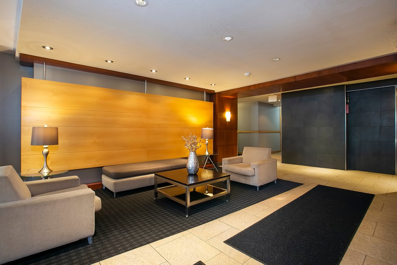 Top Floor Condo in Linden Hills!