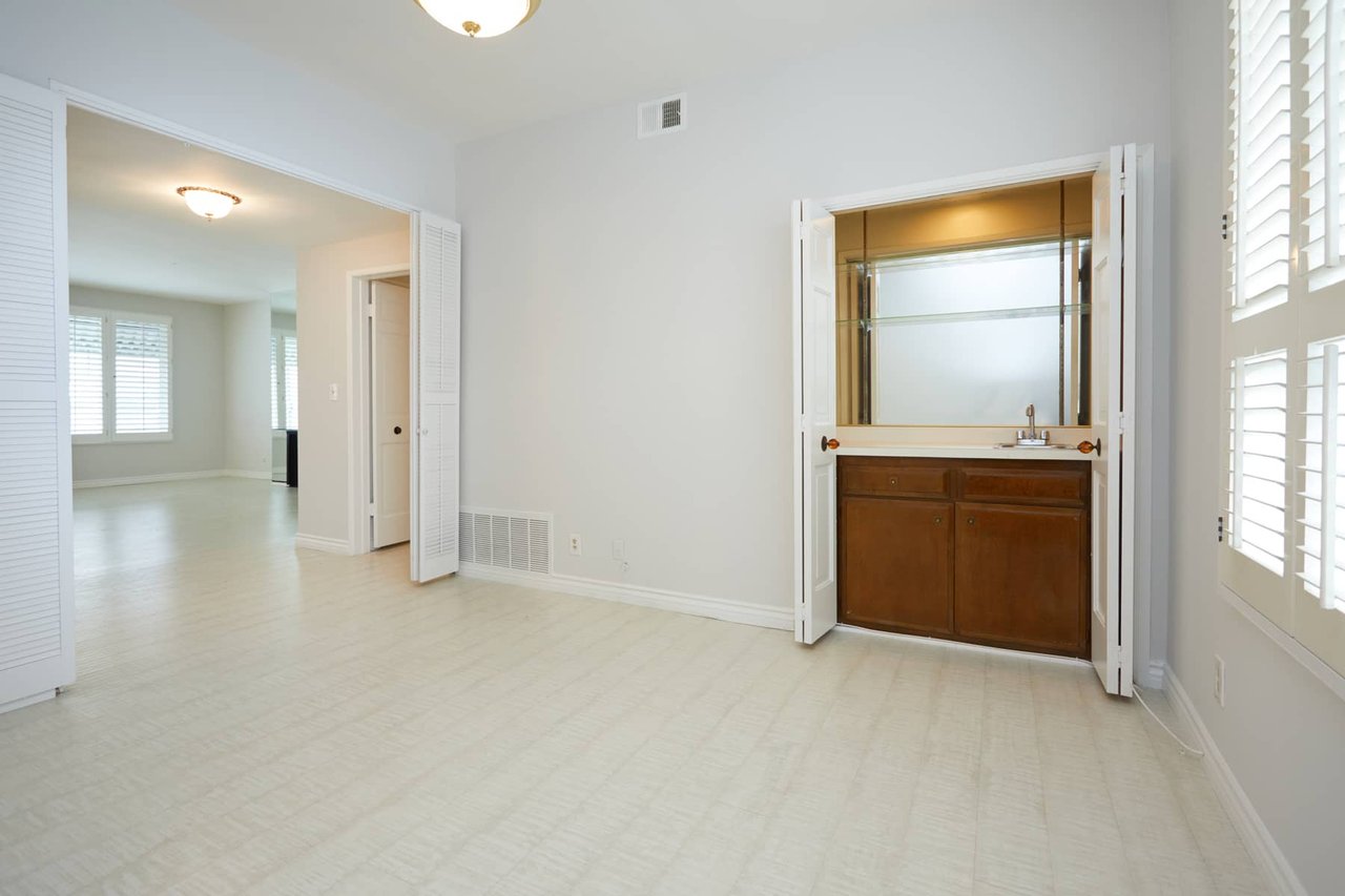 Walk to the best of Beverly Hills! 2BR+Den/2.5 baths