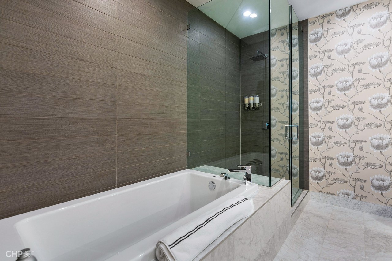 West Loop Luxury: 111 S Peoria St, #210