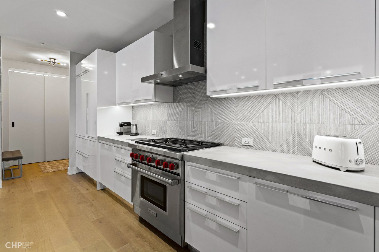 West Loop Luxury: 111 S Peoria St, #210